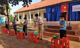 Các thầy cô hướng dẫn học sinh rửa tay phòng tránh dịch đau mắt 