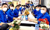 Đoàn viên ĐH Sư phạm Thể dục thể thao hào hứng cập nhật thông tin đoàn viên lên hệ thống 