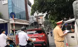 Là xe miễn kiểm tra, nhưng sáng qua tại chốt Yên Lãng (Hai Bà Trưng), CSGT đã dừng kiểm tra giấy đi đường xe chở hàng 