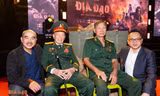 Đạo diễn Bùi Thạc Chuyên và anh hùng Tư Cang (chỉ huy cụm tình báo H63), anh hùng Tô Văn Đực (nguyên mẫu của nhân vật Tư Đạp) trong buổi ra mắt phim “Địa đạo: Mặt trời trong bóng tối”