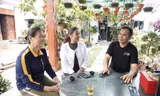 Ông Nguyễn Văn Tuấn (bố Hòa Minzy) trò chuyện về con gái với bà con hàng xóm Ảnh: NGUYỄN THẮNG 
