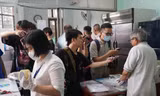 Các Tiktoker đang tìm hiểu quá trình làm nem truyền thống 