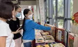Độc giả trẻ mong có thêm những cuốn sách giả tưởng, sách chạm vào góc khuất của tuổi mới lớn Ảnh: KỲ SƠN 