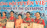 Thầy Lê Mạnh Cường (ngoài cùng bên phải) – người dẫn dắt đoàn học sinh dự thi Olympic Thiên văn và Vật lý thiên văn Quốc tế 