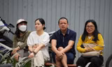 Nhiều phụ huynh chờ con đi thi Ảnh: HOÀNG MẠNH THẮNG 
