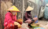Nhóm công nhân thất nghiệp cạo vỏ gừng kiếm sống ảnh: U.P