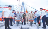 Thủ tướng thực hiện nghi thức hợp long cầu Mỹ Thuận 2 vào tháng 10/2023 (cầu khánh thành tháng 12/2023) Ảnh: VGP