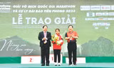Lê Thị Tuyết trên bục trao giải Tiền Phong Marathon 2023Ảnh: Hồng Vĩnh
