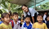 Đều đặn cuối tuần, chị Nguyễn Thị Ngọc Trinh (29 tuổi, sống tại huyện Cam Lâm, tỉnh Khánh Hòa) cùng nhóm bạn lại nấu ăn cho các em nhỏ Raglai