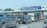 Xe xếp hàng dài trả phí tiền mặt qua trạm thu phí Nội Bài – Lào Cai dịp 30/4-1/5.