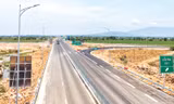 Thủ tướng yêu cầu các bộ ngành, địa phương rà soát, ưu tiên bố trí vốn đầu tư kết nối cao tốc với đường địa phương để tạo không gian phát triển mới. Ảnh cao tốc Bắc – Nam qua Bình Thuận