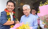 Chủ tịch VFF Lê Hùng Dũng tặng hoa chúc mừng thành tích của U19 Việt Nam. Ảnh: Đức Đồng.