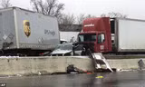 Các phương tiện đâm liên hoàn trên quốc lộ I-95 ở Baltimore ngày 17/12. Ảnh: AP.