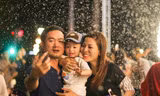 Đón Noel sớm, người Sài Gòn thích thú với 'tuyết rơi'
