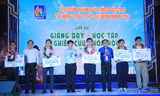 Ông Lê Trọng Hiếu (thứ 4 từ trái qua) và Phó bí thư Thường trực Thành Đoàn TP trao bảo trợ cho các tài năng trẻ.