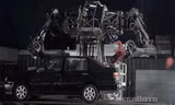 Robot Mk. III dùng cặp càng khổng lồ nhấc bổng xe ôtô. Ảnh: Megabots.