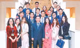 Anh Huỳnh Tấn Đạt (đứng thứ hai từ trái sang của hàng thứ hai) cùng du học sinh tham gia chương trình Chủ tịch Quốc hội Vương Đình Huệ gặp mặt với cộng đồng người Việt Nam tại Australia hồi tháng 12/2022 Ảnh: NVCC