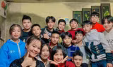 Cô giáo Hoàng Thị Lan Hương (thứ 3 hàng đầu, từ trái qua) luôn hạnh phúc bên học sinh của mình 