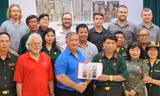Năm 2024, bản vi phim của 30 cuốn sổ tay, 10 lá thư thời chiến đã trở về bên 12 gia đình liệt sĩ Ảnh: NGUYỄN TRỌNG QUÂN