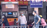Người dân đều được đổ đầy bình chứa nhiên liệu của xe máy, ô tô; không còn giới hạn như trước Ảnh: Trọng Quân 