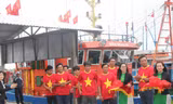 Ngư dân Võ Văn Hân (thứ 2 từ phải sang) cùng các thuyền viên hân hoan mừng con tàu vỏ thép Biển Đông 1 hạ thủy