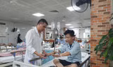 Bác sĩ Nguyên khám cho bệnh nhân ngộ độc thuốc lá điện tử 