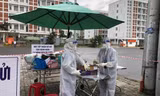 Sinh viên tình nguyện tiếp nhận đồ gửi vào Bệnh viện dã chiến