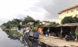 Dãy nhà trọ nghèo nằm lặng im bên dòng nước đen
