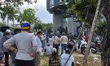 Người dân tập trung theo dõi Công an TP. Đà Nẵng khám xét trụ sở chính của công ty GFDI tại Đà Nẵng 