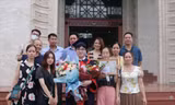 Nguyễn Xuân Đại bên gia đình trong ngày tốt nghiệp trường Đại học Y Hà Nội 