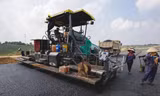 Đoạn cao tốc Mai Sơn - Quốc lộ 45 đang “căng thẳng” về tiến độ để có thể đạt mục tiêu hoàn thành cuối năm Ảnh: Vũ Quang 