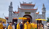Sư thầy cùng các doanh nhân chuẩn bị khánh thành chùa Sinh Tồn Đông Ảnh: Trần Tuấn