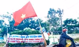 Trên chiếc xe kéo chất đầy nhu yếu phẩm, ông Phạm Công Duyên chở vào tiếp sức cho người dân thành phố Vinh