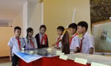 Các em học sinh chăm chú tham quan các cổ vật triển lãm