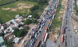 Cửa ngõ phía đông TPHCM ùn tắc từ sáng đến chiều 23 tháng Chạp