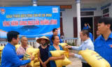 Tặng gạo, dầu ăn cho ngư dân Quảng Bình, Hà Tĩnh