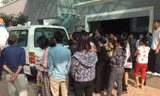 Thi thể nạn nhân được đưa đi khỏi bệnh viện.