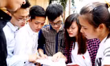 Thí sinh sau giờ thi môn Toán sáng 4/7. Ảnh: Như Ý