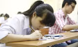 Thí sinh làm bài thi môn Vật lý chiều 4/7. Ảnh: Như Ý