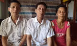 Từ trái qua: Ông Phạm Văn Lến, ông Phạm Văn Lé và bà Thạch Thị Xem