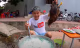 Hình ảnh cháo gà nguyên con của Hưng Vlog