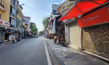 Hà Nội: Hàng loạt cửa hàng kinh doanh trên phố cổ 'cửa đóng then cài'