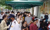 Người Hà Nội xếp hàng mua vàng từ 5h sáng