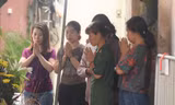 Nhiều người đến khu nhà trọ bị cháy ở Hà Nội thắp hương cho các nạn nhân xấu số