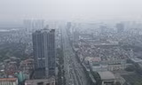 Gần trưa, bầu trời Hà Nội vẫn mù mịt sương