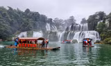 Hàng nghìn người đến thăm thác Bản Giốc dịp đầu Xuân