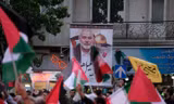 Những người biểu tình vẫy cờ Palestine dưới chân dung của lãnh đạo Hamas Ismail Haniyeh tại Tehran, Iran ngày 31/7/2024. Ảnh: Getty Images. 