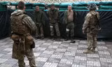 Lực lượng Ukraine bắt giữ các quân nhân của Cộng hòa Nhân dân Lugansk tự xưng - những người tham gia tấn công thị trấn Schast'ye ở miền đông Ukraine. Ảnh: Getty Images.