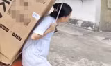Clip con gái giúp cha cõng tủ lạnh gây xúc động ở Trung Quốc