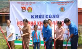 Tặng quà và khai mạc lớp học bơi cho học sinh. Ảnh: Duy Chiến 
